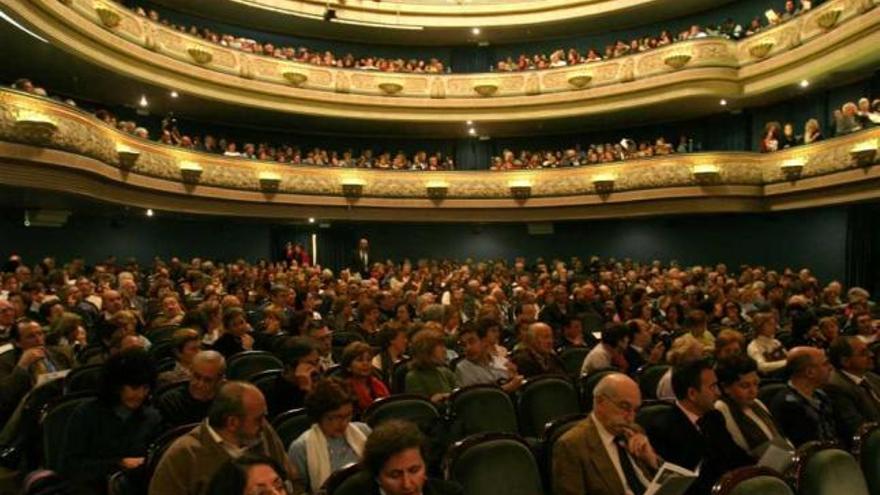 Espectadores en el Teatro Principal, antes de una representación.