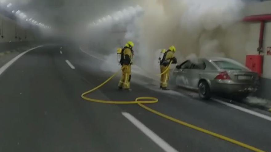 Los bomberos apagan las llamas del coche accidentado en el interior del túnel de Villena
