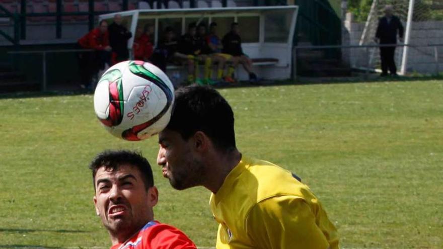 Un futbolista del Astur se anticipa a Marcos Iglesias.