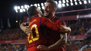 Dani Carvajal celebra un Joselu el tercer gol de España ante Chipre.