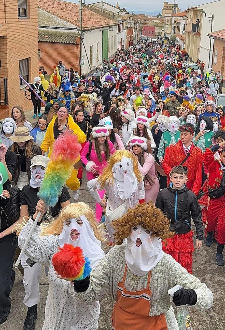 Salida de mascarutas por las calles de Épila.