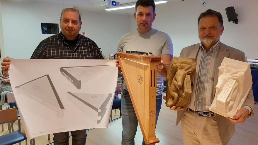 Por la izquierda, Fernando Oliva, Héctor Braga y Manuel Paz, ayer, en Posada de Llanera, con la rota de Arlós, sus planos y los modelos en 3D. | L. P.