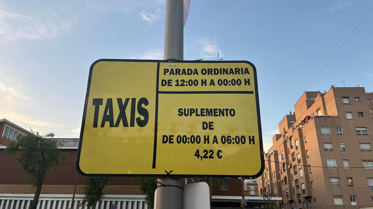 señal informativa sobre el servicio especial del taxi en la Feria de Sevilla