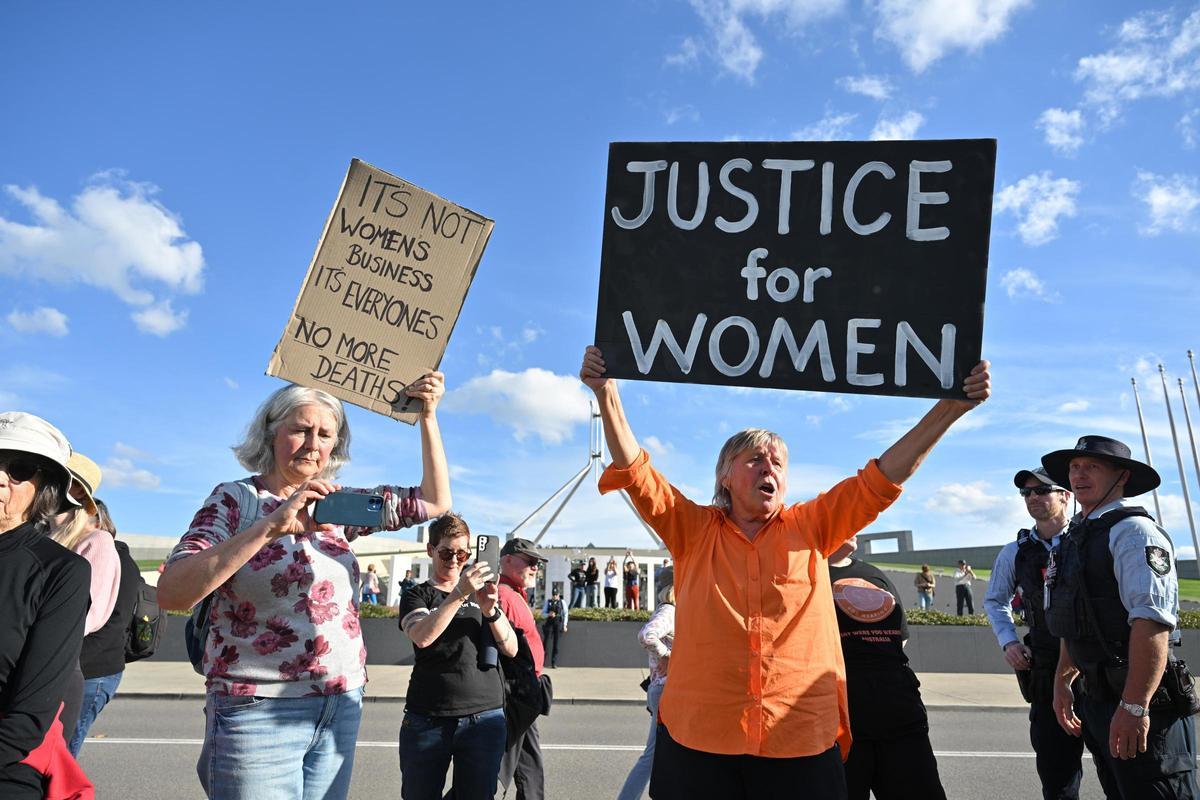 Las pancartas claman por la justicia para las mujeres en la protesta australiana contra la violencia de género