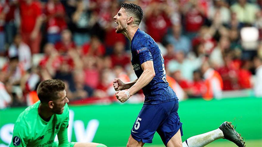 Adrián cometió penalti y Jorginho no falló para hacer el 2-2