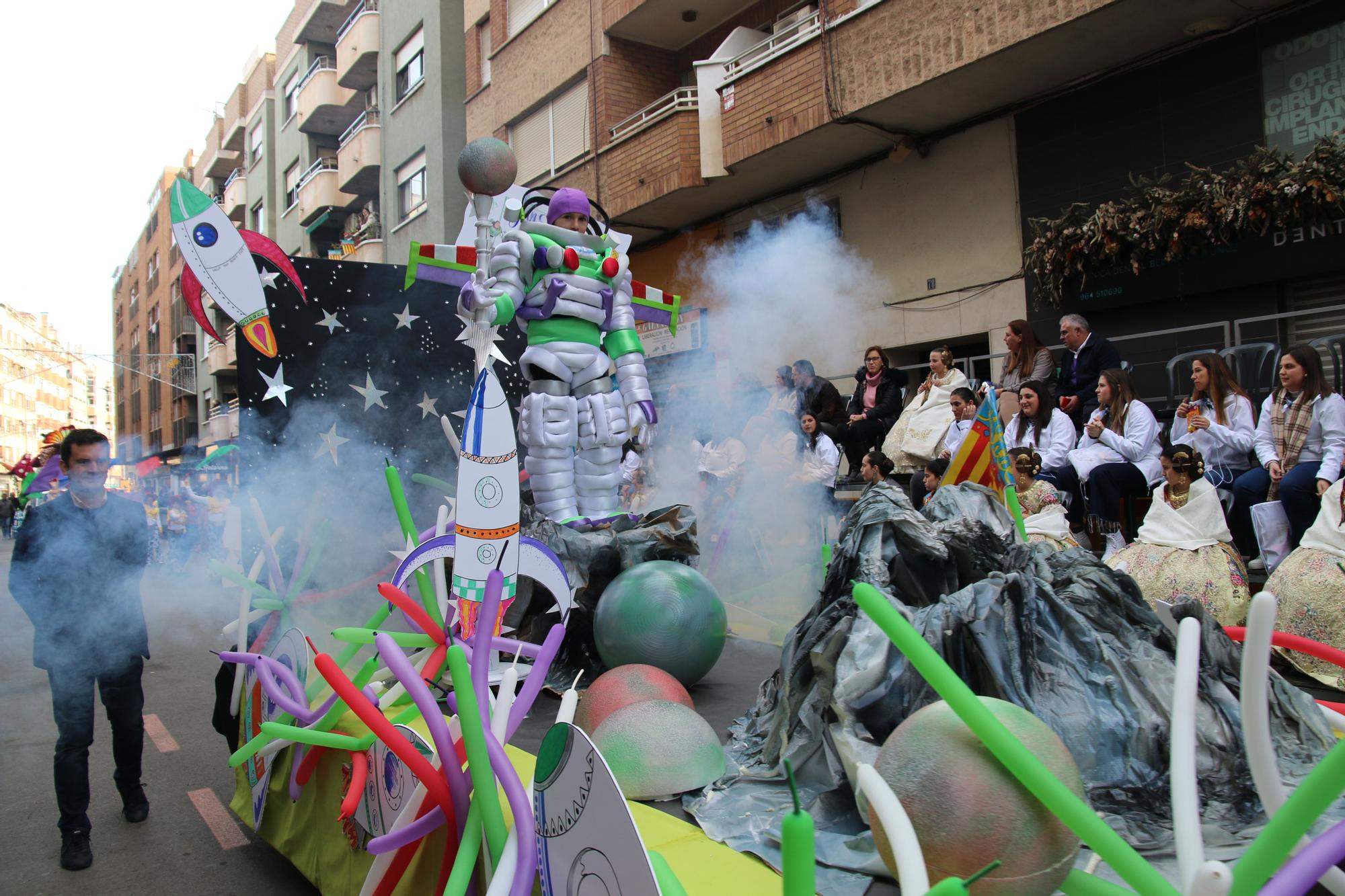 Búscate en las fotos del premio al Barri València en la cabalgata del Ninot infantil de Burriana