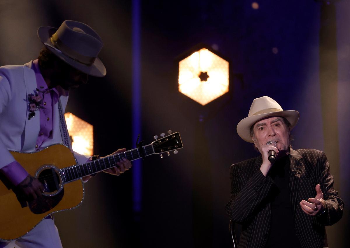 Sabina y Leiva interpretan 'Tan joven y tan viejo' en la gala de los Goya