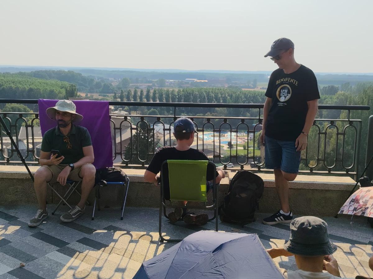 Turistas preparados para ver el eclipse en Benavente.