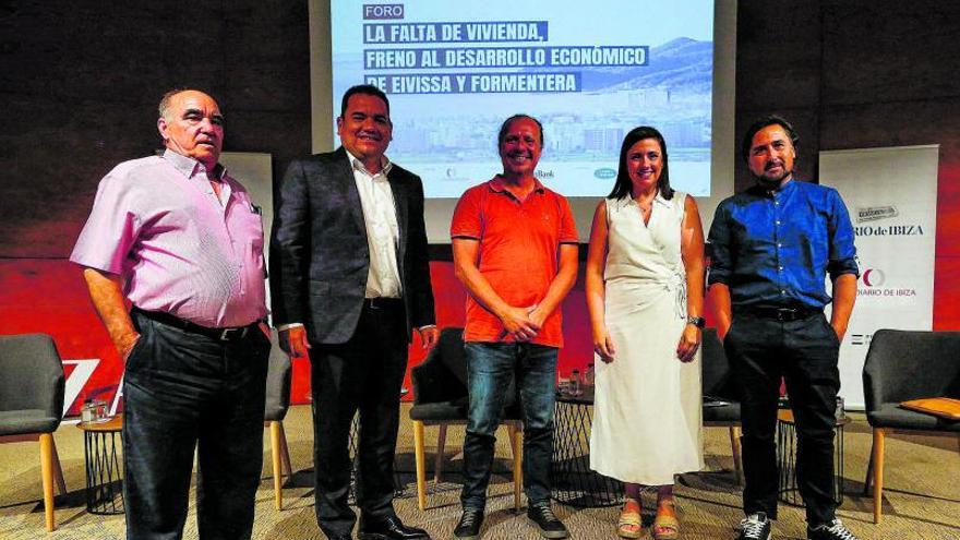 Fernando Fernández, Omar García, Juajo Ferrer (moderador), Maria Ángels Marí y Jeffrey Fernández intervinieron en el debate sobre la escasez de vivienda.