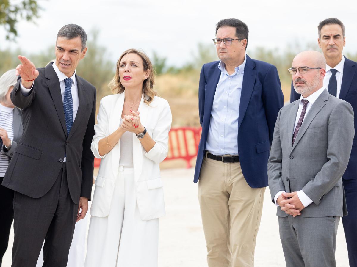 El presidente del Gobierno, Pedro Sánchez (1i), a su llegada al acto de colocación de la primera piedra de las obras del desarrollo urbanístico Retamar de la Huerta, a 30 de septiembre de 2025, en Alcorcón, Madrid (España). Retamar de la Huerta es un nuevo barrio que supondrá la construcción de unas 3.500 viviendas, de las cuales 1.123 serán públicas, en una superficie de más de 1,1 millones de metros cuadrados situados en la zona norte de Alcorcón. La inversión prevista supera los 100 millones de euros y la ejecución cuenta con la colaboración del Ayuntamiento de Alcorcón y del Gobierno de España, a través del SEPES (Ministerio de Vivienda). 30 SEPTIEMBRE 2025 Eduardo Parra / Europa Press 30/09/2025. CANDELARIA TESTA;FRANCISCO MARTÍN AGUIRRE;ÓSCAR LÓPEZ;PEDRO SÁNCHEZ;Eduardo Parra