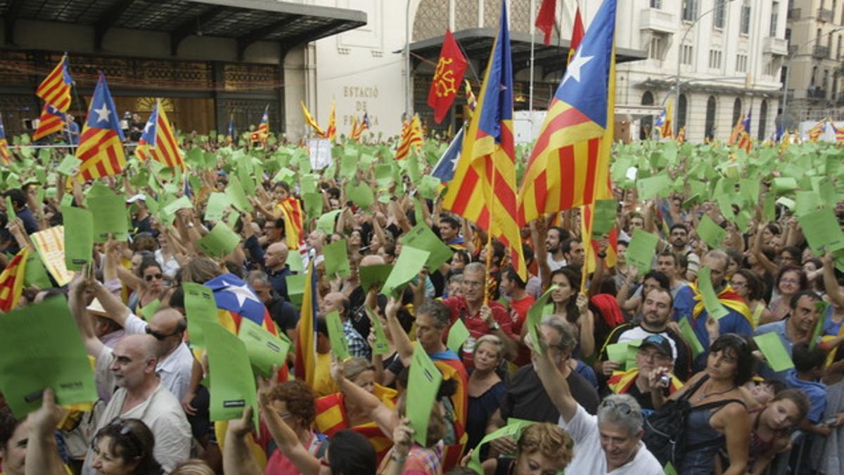 Una marea verde, durante el acto final de la Diada, en el parque de la Ciutadella.