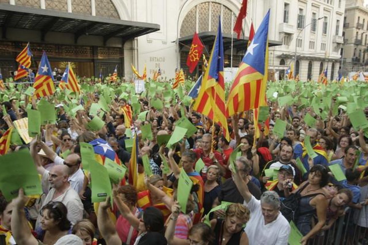Una marea verda, durant l’acte final de la Diada, al parc de la Ciutadella.