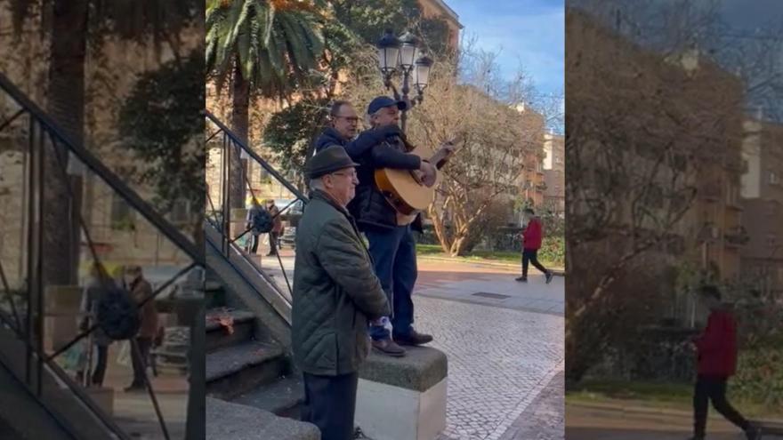 Matías Simón, presidente de la asociación de poetas extremeños Gabriel y Galán, comienza a cantar.