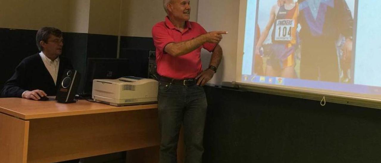 José Antonio Martos muestra el archivo digital a Andrés Aguado, ayer, en el instituto de Infiesto.