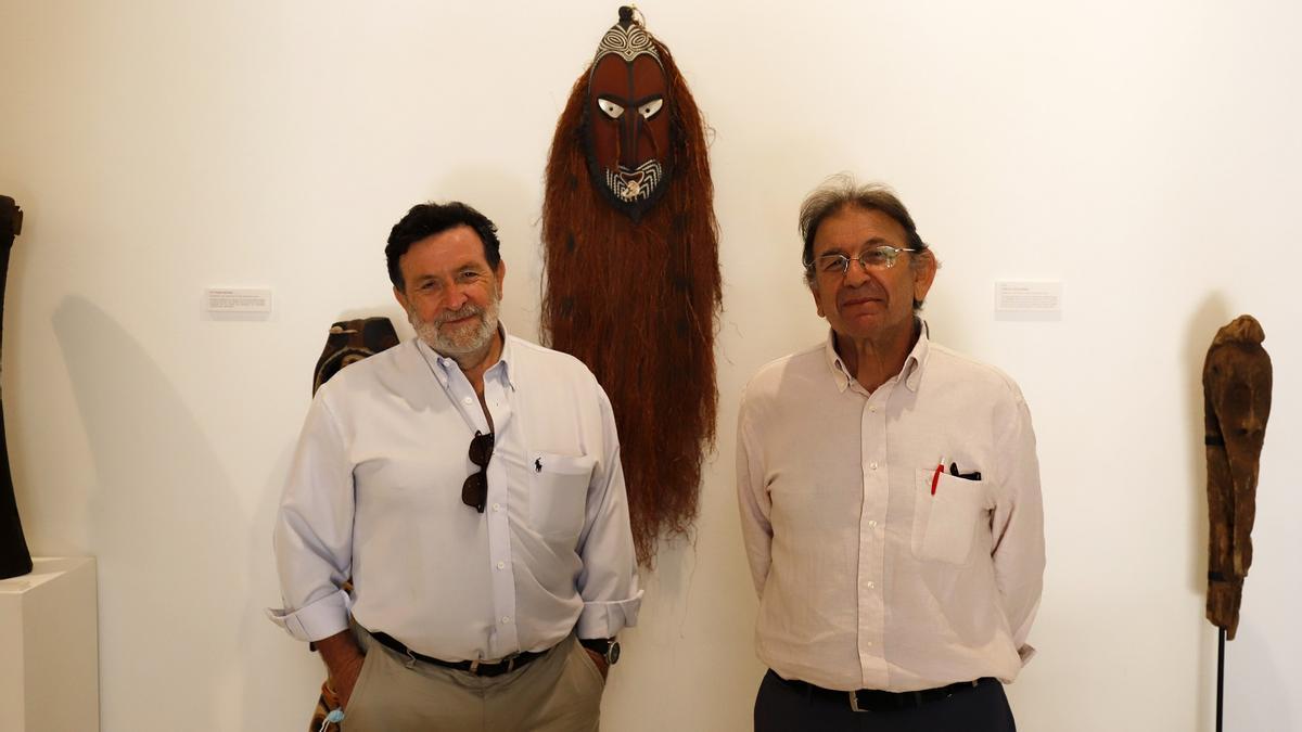 Juan Carlos Rey Salgado (izq) y Juan Antonio Camiñas, comisario de la exposición, en la Sociedad Económica hace unos días.