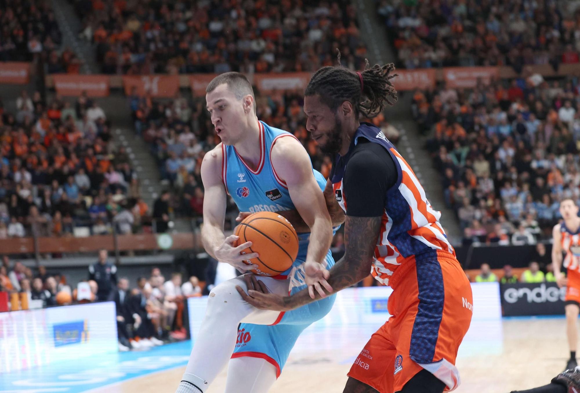 El Coliseum de A Coruña vivió su primer derbi de baloncesto
