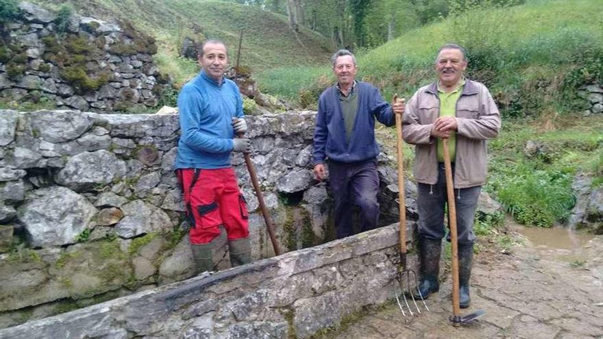 Vecinos de sextaferia en Isongu (Cangas de Onís).