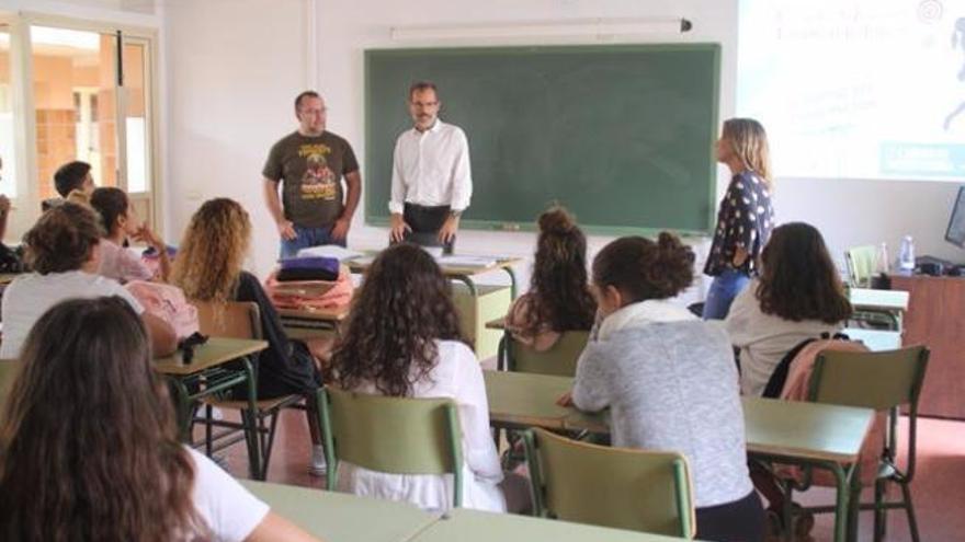 El presidente insular, Marcial Morales, con los alumnos del IES La Oliva.