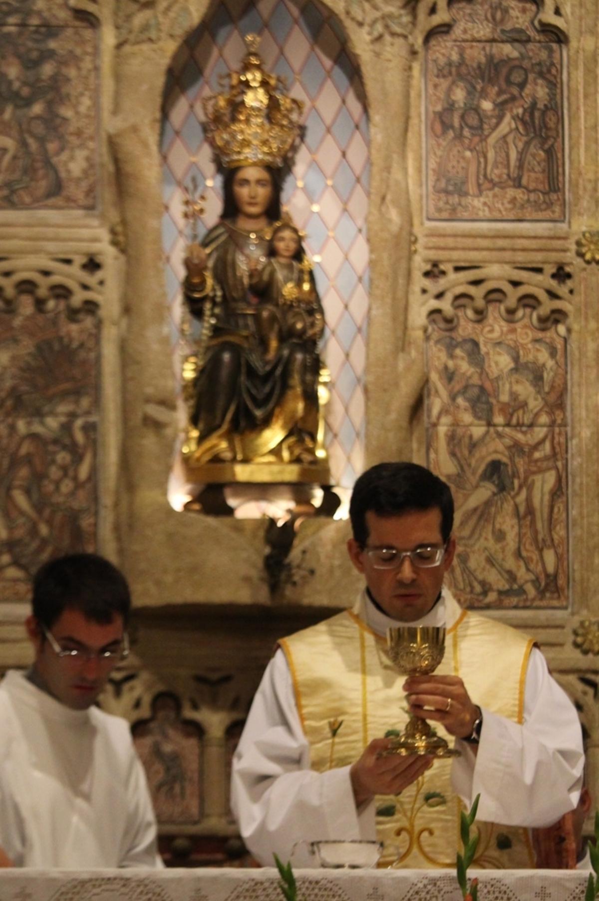 Camañes oficiando misa junto a la imagen de la patrona de su pueblo natal, Algemesí, la Mare de Déu de la Salut.
