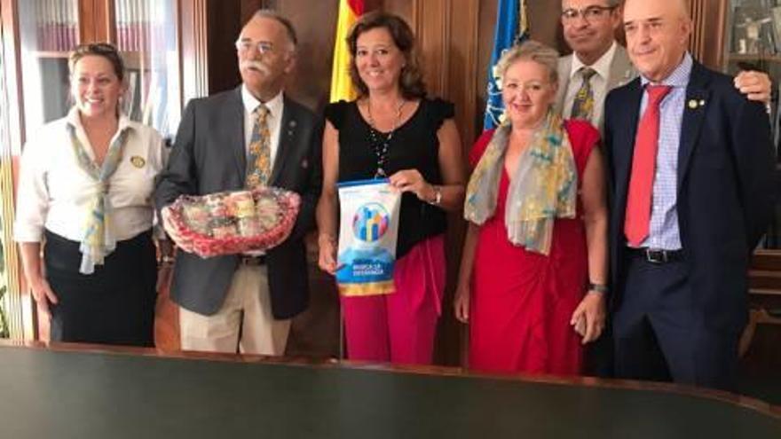 Un momento de la reunión entre el Rotary y la alcaldesa.