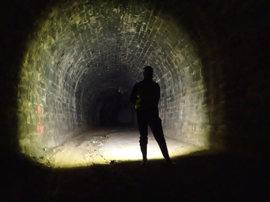 Túnel en García Barbón con final en un garaje de Rosalía Castro