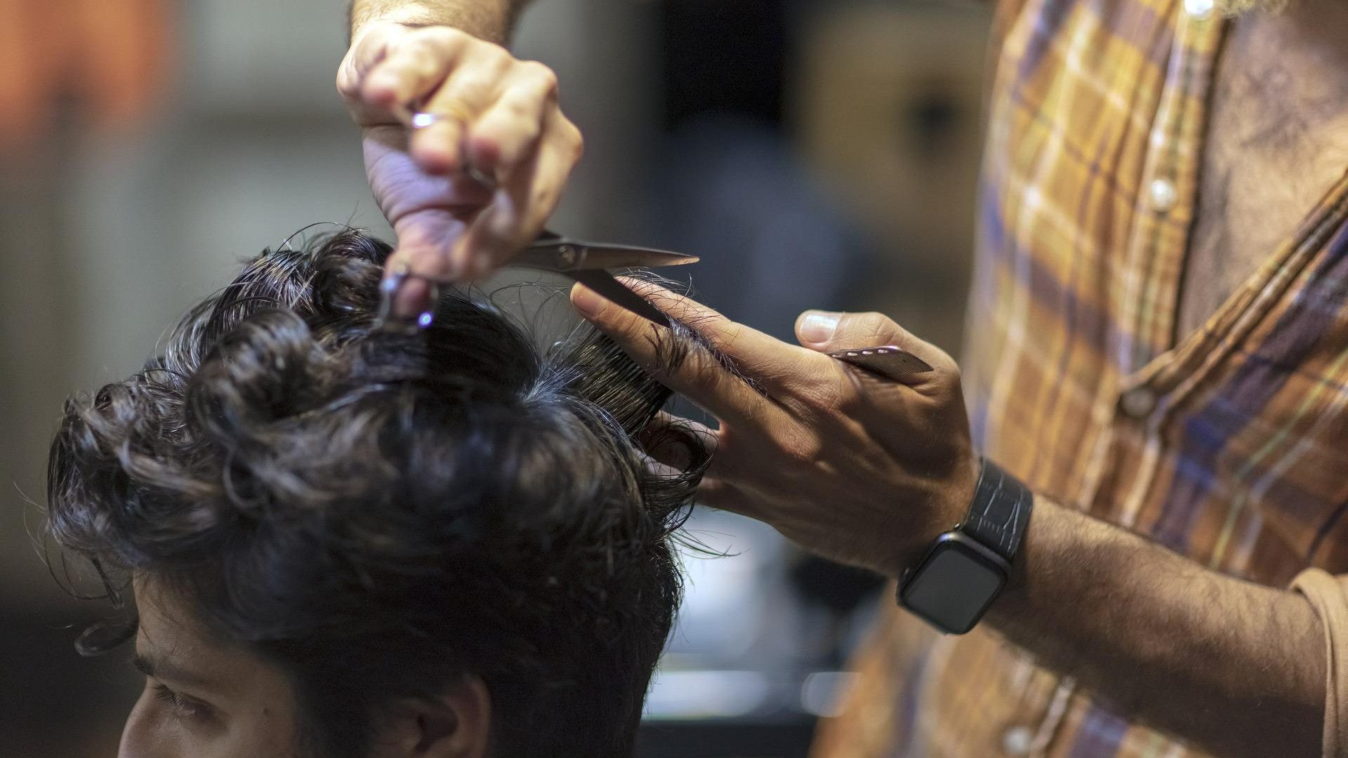 Un hombre se corta el pelo