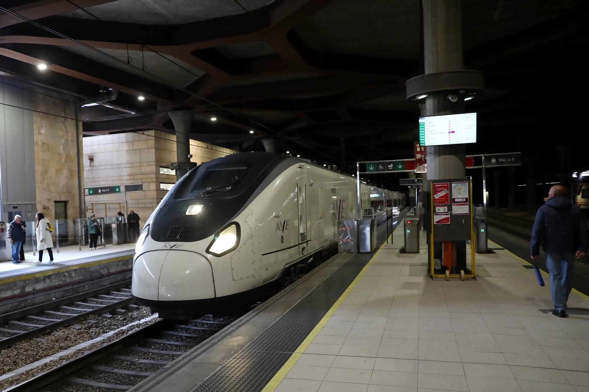 EN IMÁGENES: Otro hito para la llegada de los Avril: el primer AVE con pasajeros completa un trayecto Madrid-Asturias
