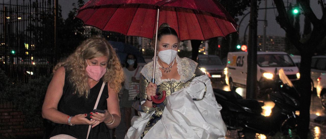 La lluvia irrumpe en la presentación de las candidatas a Falleras Mayores de València 2022