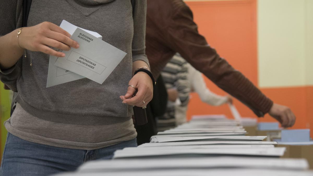 Una taula amb paperetes per votar a les eleccions del 2019