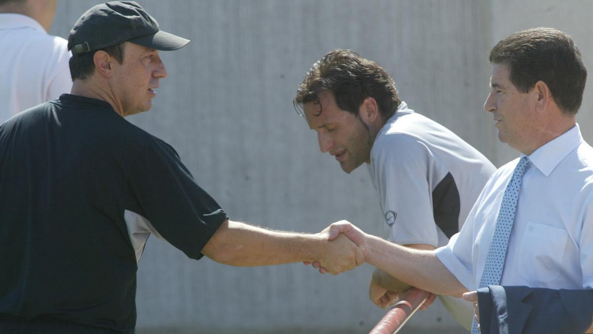 Rafa Benítez saluda a Jaume Ortí durante un entrenamiento en Paterna.