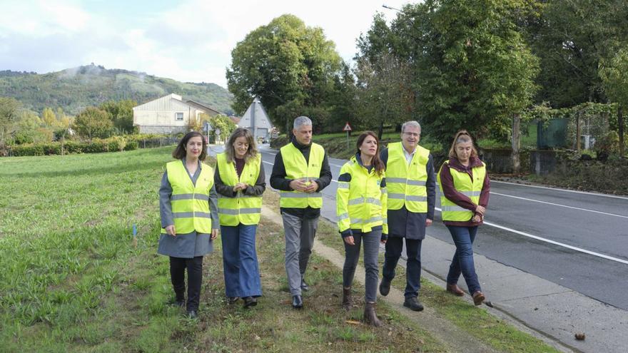 La conselleira, con el delegado de la Xunta y técnicos, ayer, en Reza.|  Roi Cruz