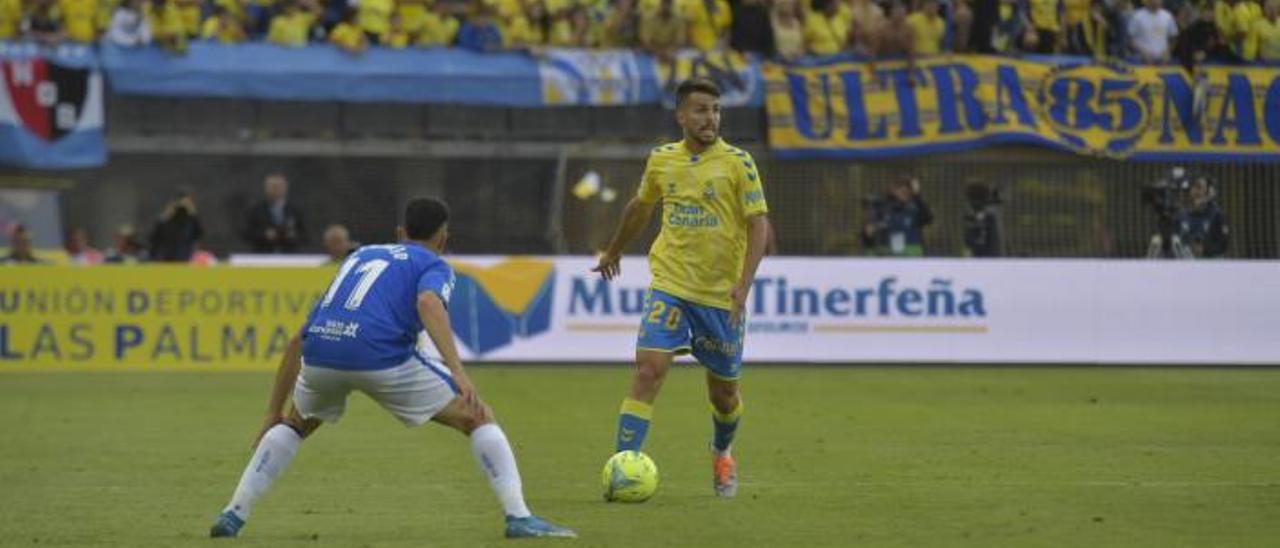 Kirian Rodríguez conduce el balón en el partido de vuelta del playoff de ascenso de la pasada temporada ante Bermejo, del CD Tenerife. | | JUAN CASTRO