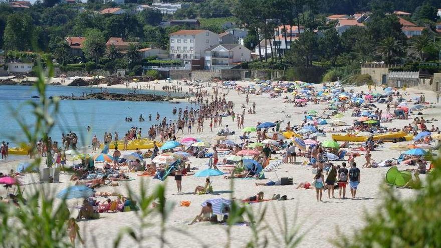 La playa de Areas, repleta de bañistas en la jornada de ayer. // G. Santos