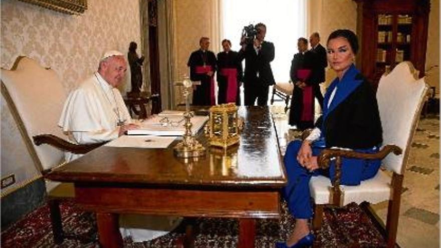 El Papa, ahir, en audiència privada amb la mandatària Moza bint Nasser, de Qatar.