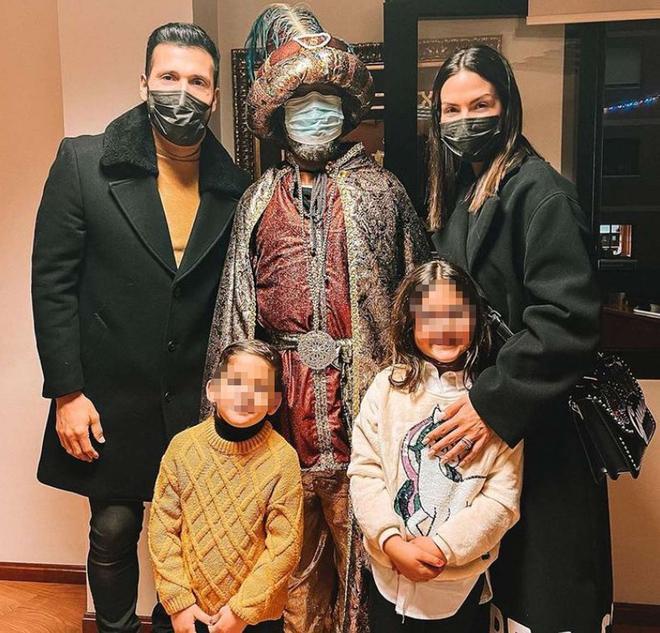 Tamara Gorro junto a Ezequiel Garay y sus hijos en la cabalgata de reyes