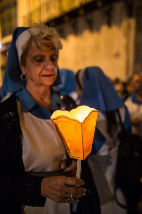 Decenas de personas reciben las reliquias de Santa Bernadette con esperanza de buscar curación o alivio a sus males en la Santa Iglesia Catedral de Orihuela