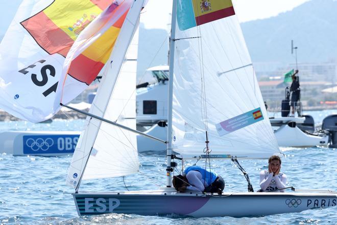 Jordi Xammar Hernandez y Nora Brugman Cabot decepcionados tras competir en vela en la medal race Mixed Dinghy en los Juegos Olímpicos París 2024.