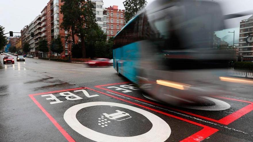 Suspensión del cobro de la Zona Baja en Emisiones tras la decisión del Supremo: se cobran multas de "dudosa legalidad" y futuro de las etiquetas
