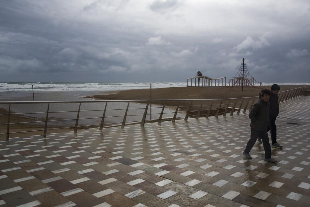 Temporal en la playa de San Juan y en la del Postiguet