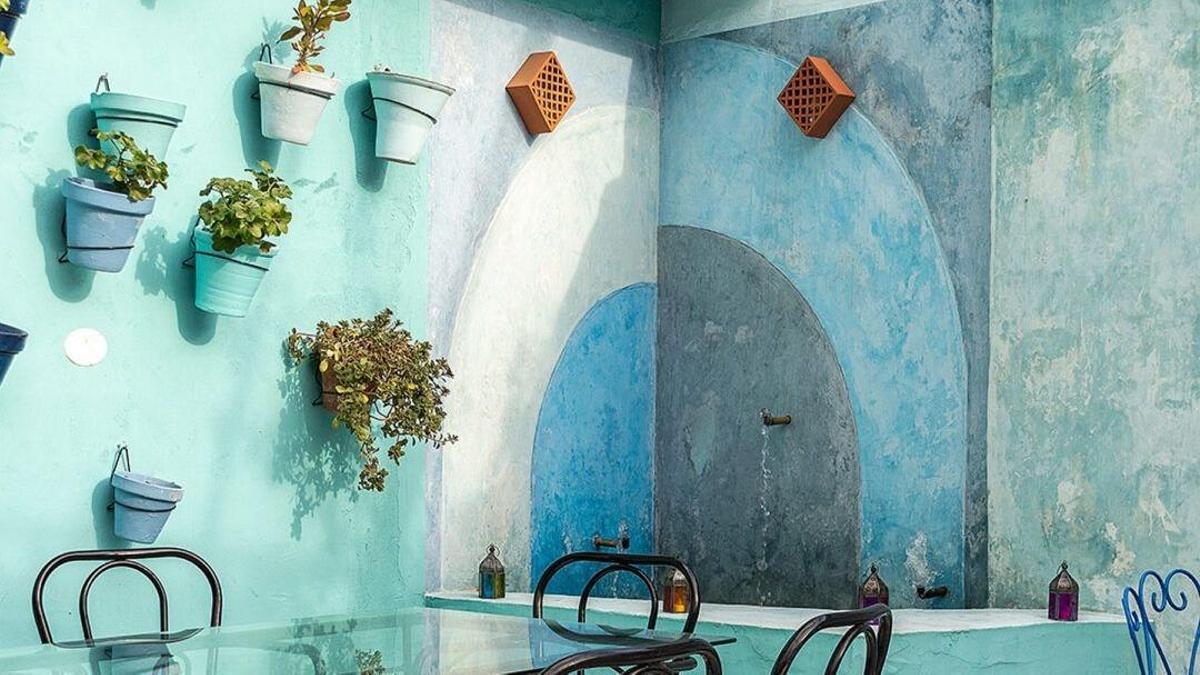 Un rincón de La Perla Azul, en Córdoba, que recuerda a la ciudad de Chefchaouen.