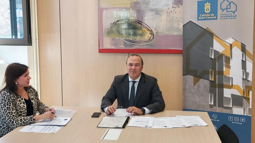 Augusto Hidalgo y.... en la firma de la adjudicación de la obra.