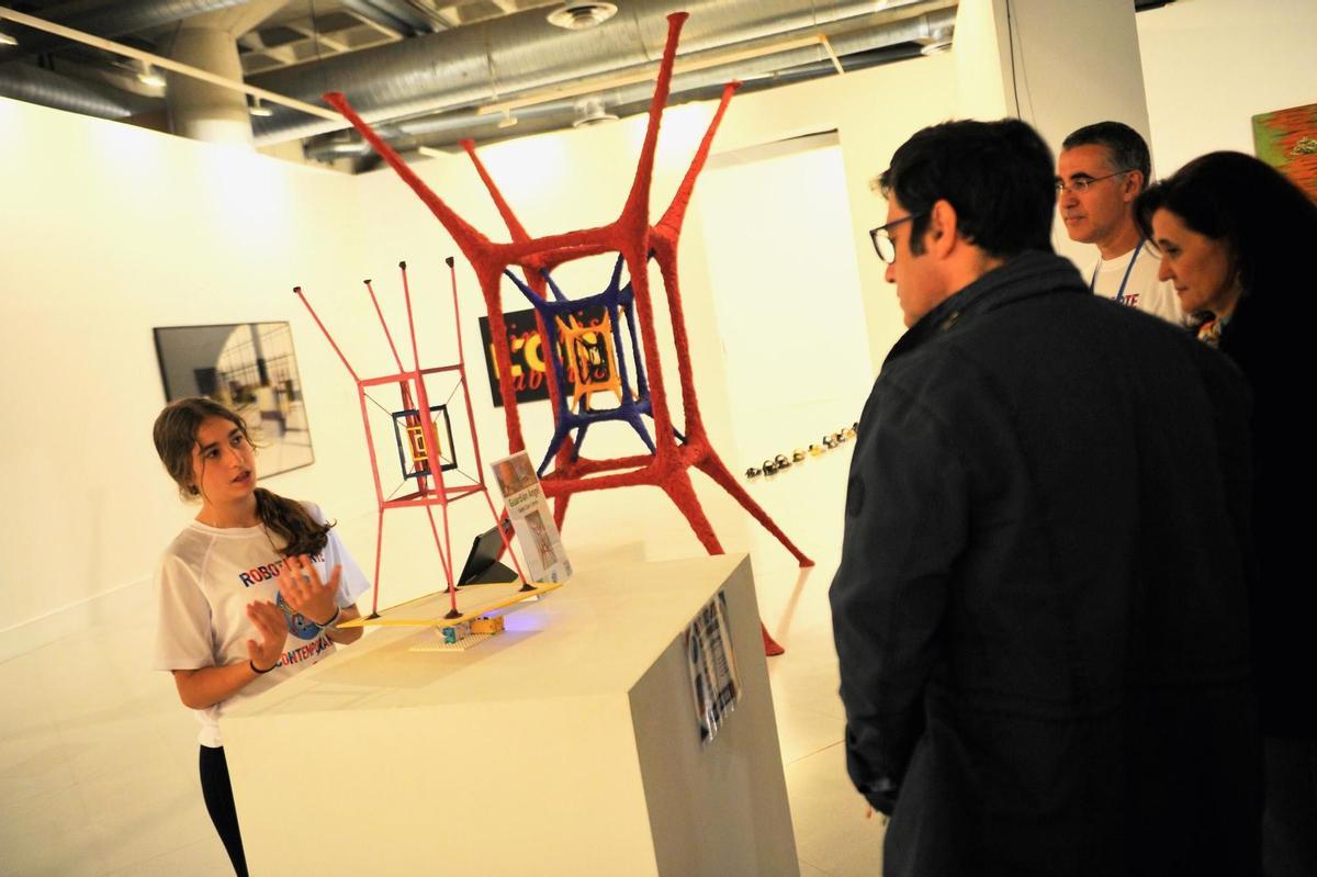Alumna participante de 'RobotizArte' explicando su proyecto.