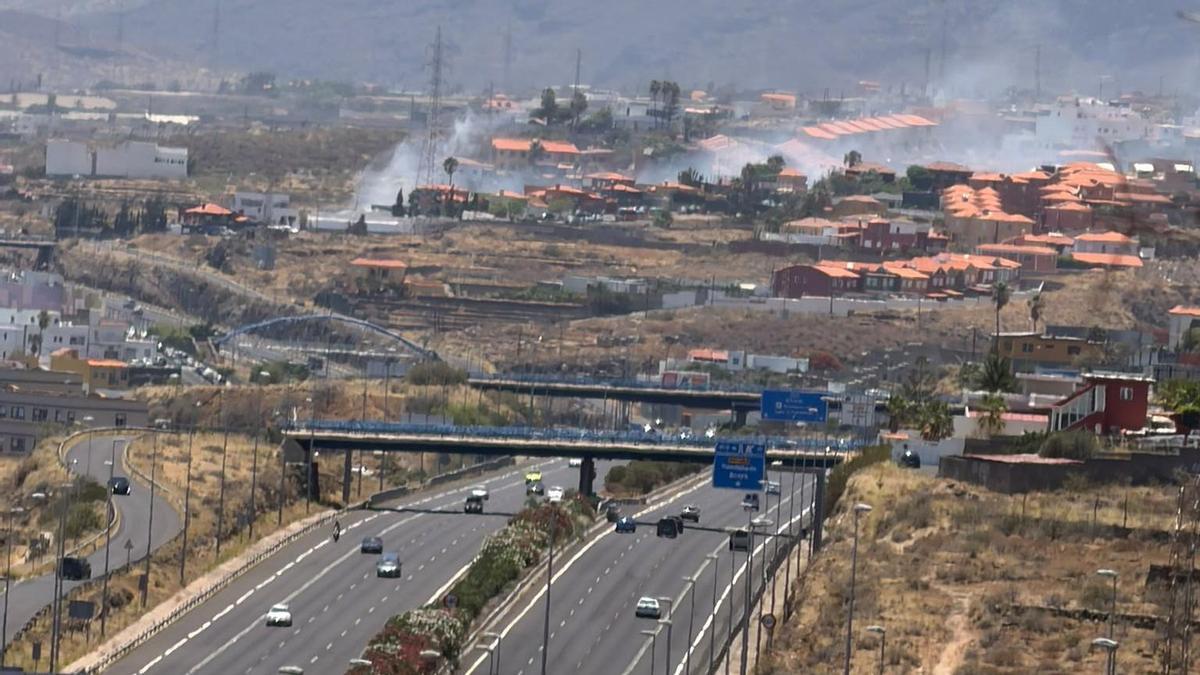 Columna de humo del incendio vista desde la lejanía