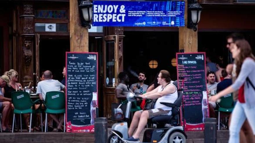 Benidorm inicia una campaña en la zona británica contra el turismo de borrachera