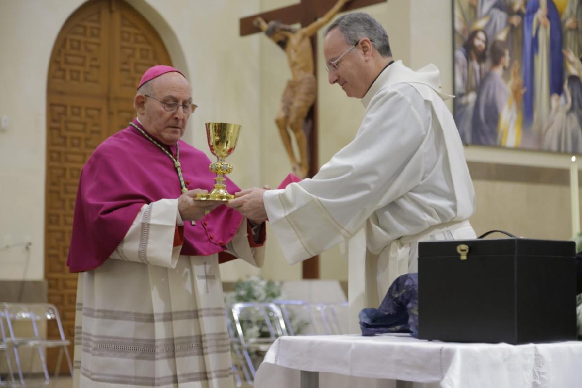 El obispo ha recibido un cáliz como regalo de los sacerdotes.