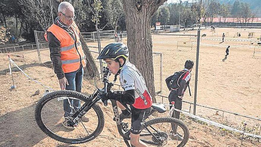 Un jove aprenent de ciclista en ple esforç