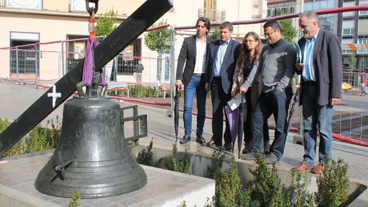 Instalan la Campana de Antoni Tàpies al Racó del Campanar