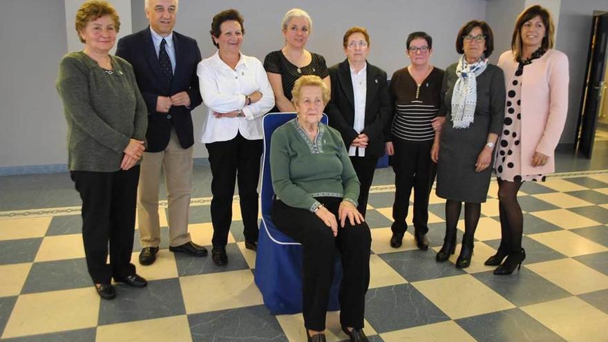 De pie, Maruja Iglesias, el alcalde de Coaña, Salvador Méndez; Mari Carmen García, Guadalupe Junco, Cristina Martínez, Mercedes Pérez, Ramira Fernández y Rosa Suárez y, sentada, Manuela Fernández, ayer durante los actos.