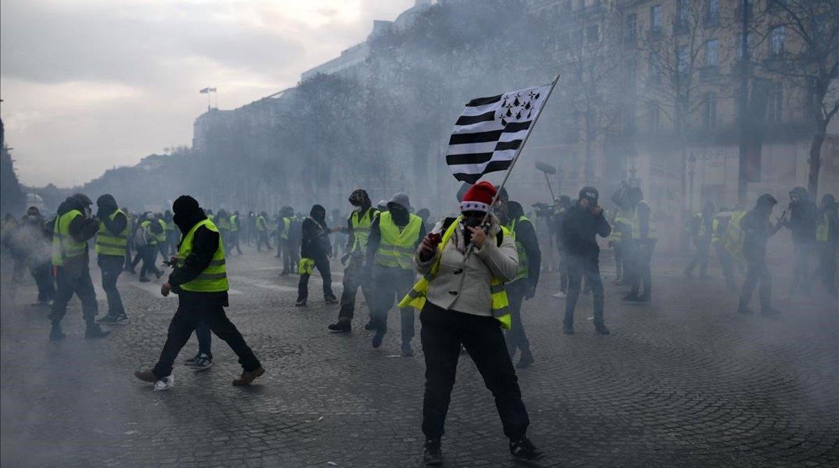 zentauroepp46177820 a man holds a brittany flag as  yellow vests   gilets jaunes181208110822