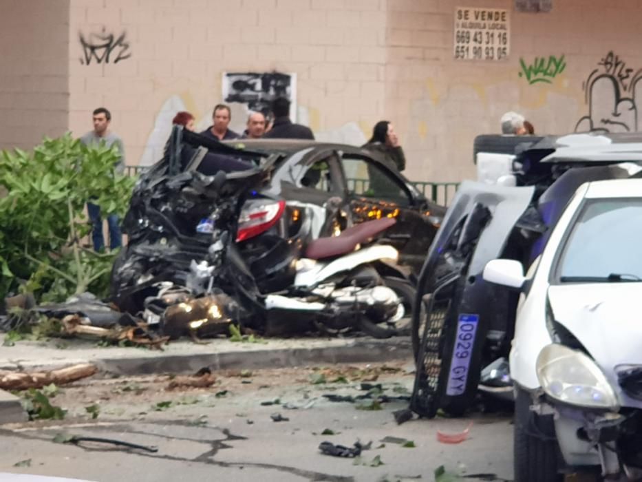 Un autobús embiste a media docena de coches en Héroe de Sostoa.